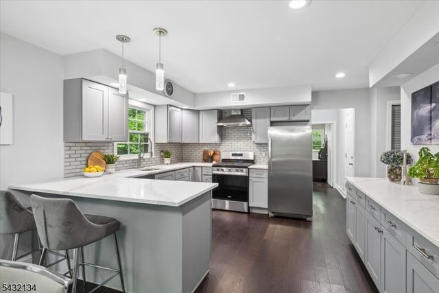 5 Blanchet Ct, Florham Park Boro, NJ 07932