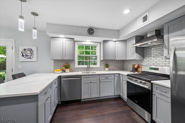 5 Blanchet Ct, Florham Park Boro, NJ 07932