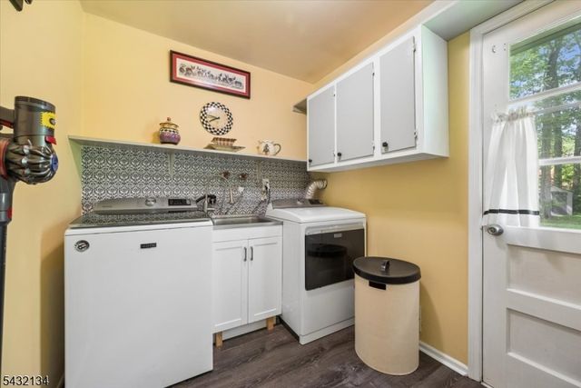 5 Blanchet Ct, Florham Park Boro, NJ 07932