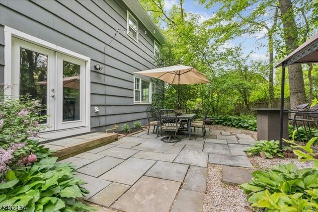 5 Blanchet Ct, Florham Park Boro, NJ 07932