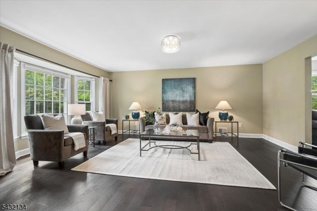 5 Blanchet Ct, Florham Park Boro, NJ 07932