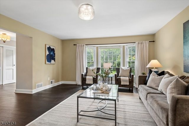 5 Blanchet Ct, Florham Park Boro, NJ 07932