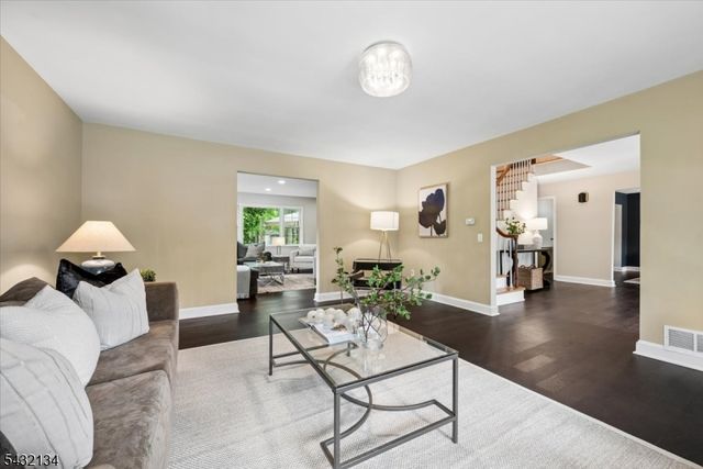 5 Blanchet Ct, Florham Park Boro, NJ 07932