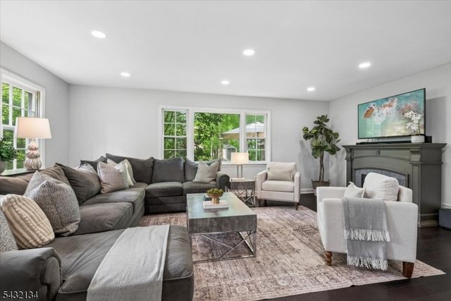 5 Blanchet Ct, Florham Park Boro, NJ 07932