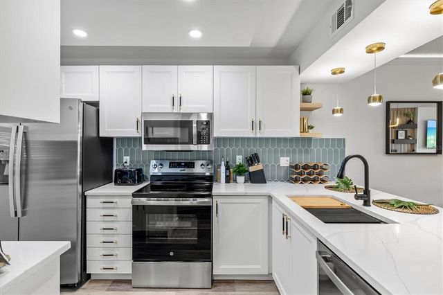 437 CERROMAR LANE 424, Venice, FL 34293