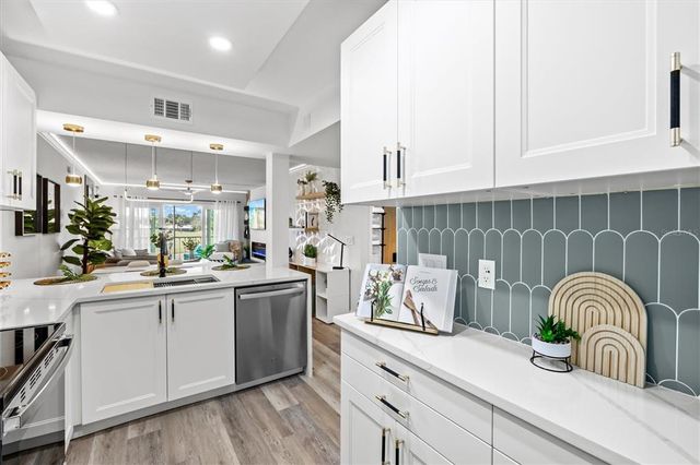 437 CERROMAR LANE 424, Venice, FL 34293