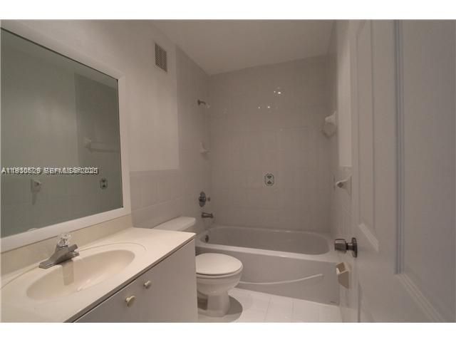 6761 NW 182nd St 104, Hialeah, FL 33015