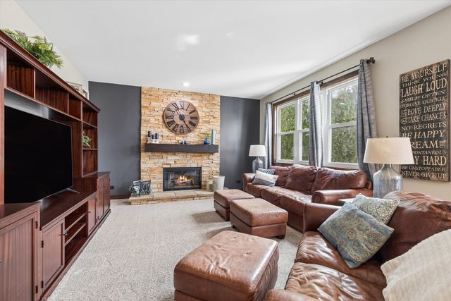 1 Mckenzie Court, Lake In The Hills, IL 60156