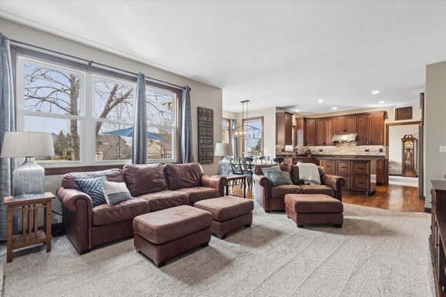 1 Mckenzie Court, Lake In The Hills, IL 60156