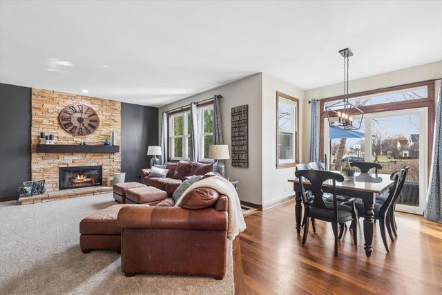 1 Mckenzie Court, Lake In The Hills, IL 60156