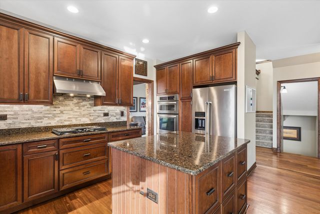 1 Mckenzie Court, Lake In The Hills, IL 60156