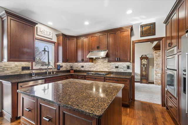 1 Mckenzie Court, Lake In The Hills, IL 60156