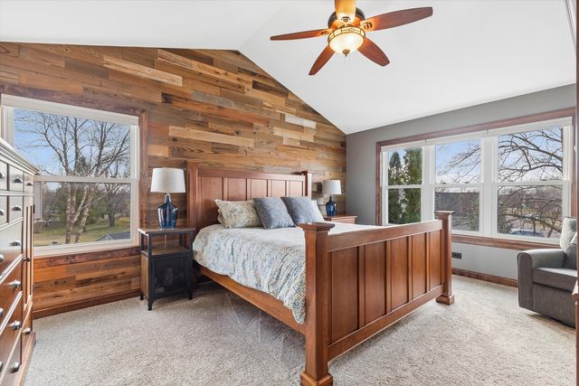 1 Mckenzie Court, Lake In The Hills, IL 60156