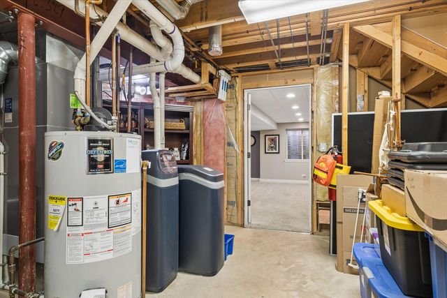 1 Mckenzie Court, Lake In The Hills, IL 60156