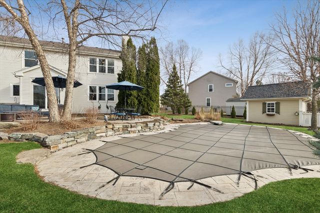 1 Mckenzie Court, Lake In The Hills, IL 60156