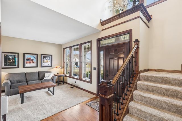 1 Mckenzie Court, Lake In The Hills, IL 60156