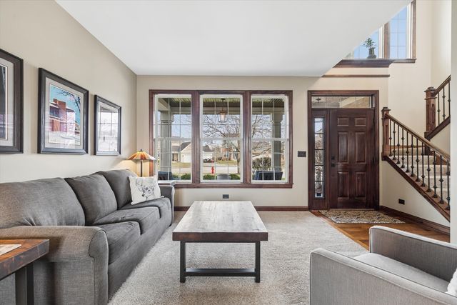 1 Mckenzie Court, Lake In The Hills, IL 60156