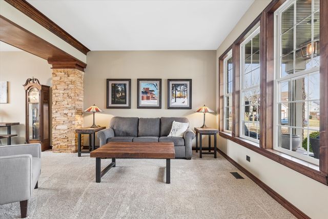 1 Mckenzie Court, Lake In The Hills, IL 60156