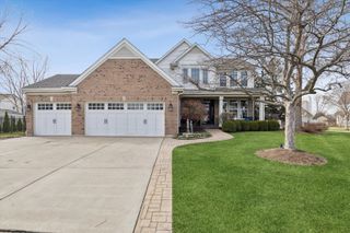 1 Mckenzie Court, Lake In The Hills, IL 60156