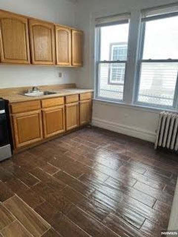 216-218 Sunset 1R, Newark, NJ 07106