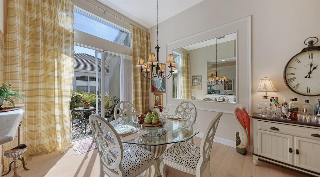 Image 8 of property listing at 4062 CADDIE DRIVE E, Bradenton, FL 34203