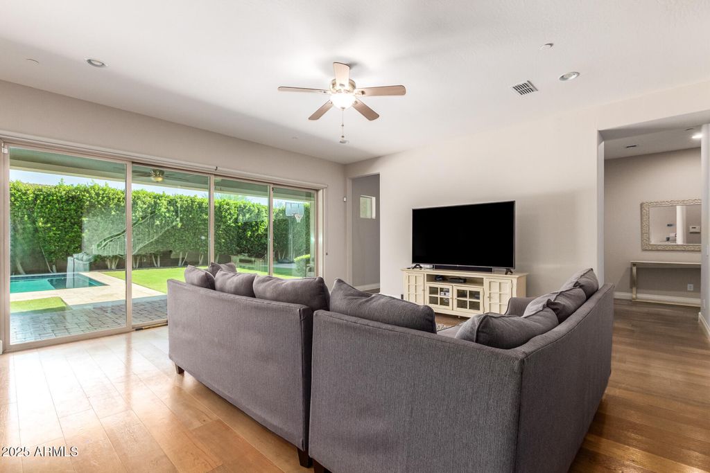 Image 4 of property listing at 10143 W EL CORTEZ Place, Peoria, AZ 85383