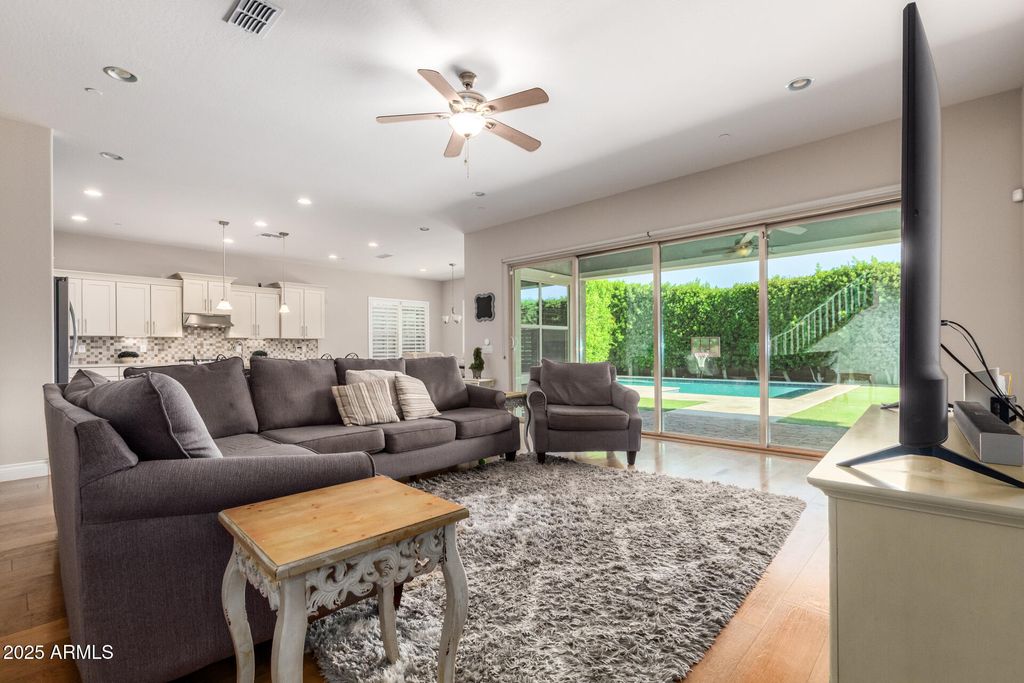 Image 7 of property listing at 10143 W EL CORTEZ Place, Peoria, AZ 85383