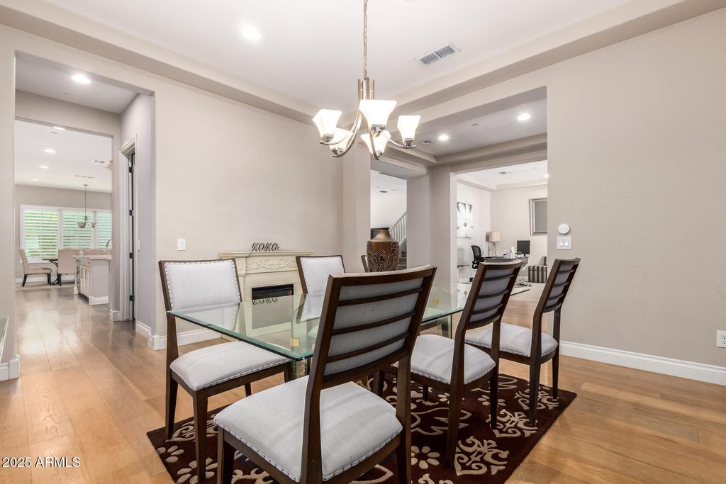 Image 9 of property listing at 10143 W EL CORTEZ Place, Peoria, AZ 85383