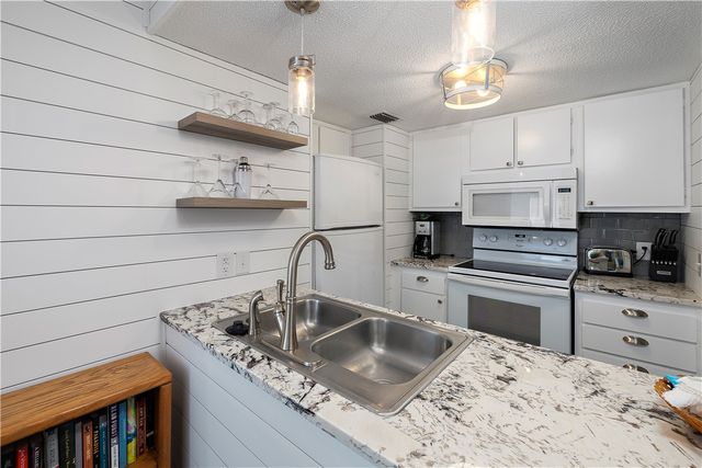 1524 Wood Ave 208, St Simons Island, GA 31522