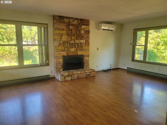 134 N 3RD St, St Helens, OR 97051