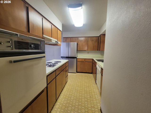 134 N 3RD St, St Helens, OR 97051