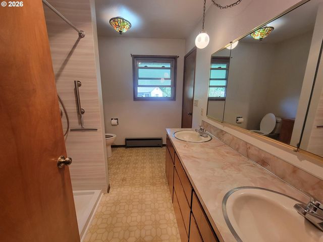 134 N 3RD St, St Helens, OR 97051