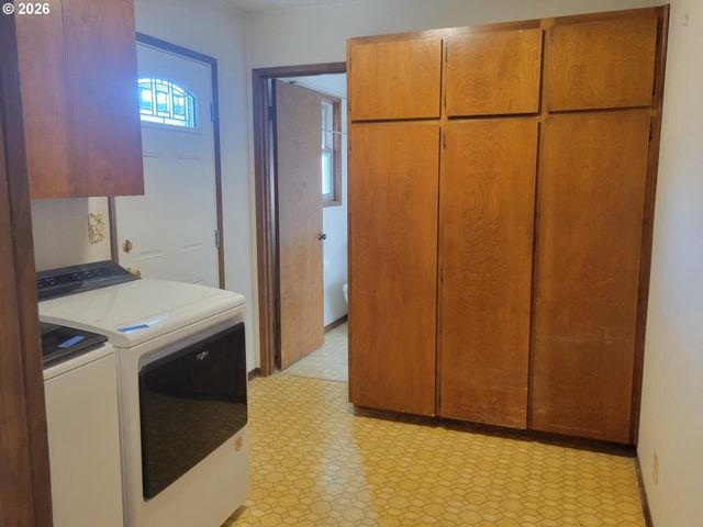 134 N 3RD St, St Helens, OR 97051