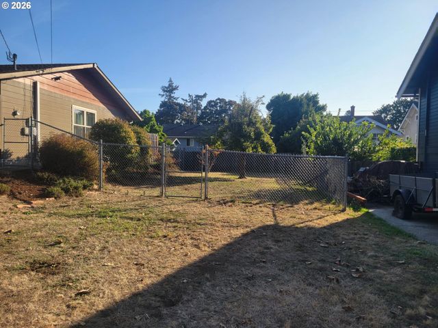 134 N 3RD St, St Helens, OR 97051