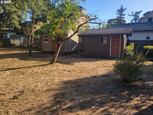 134 N 3RD St, St Helens, OR 97051