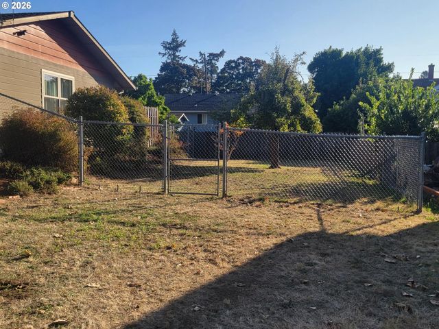 134 N 3RD St, St Helens, OR 97051