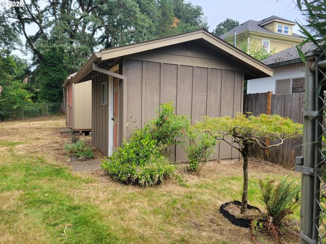 134 N 3RD St, St Helens, OR 97051
