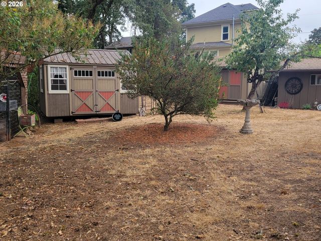 134 N 3RD St, St Helens, OR 97051