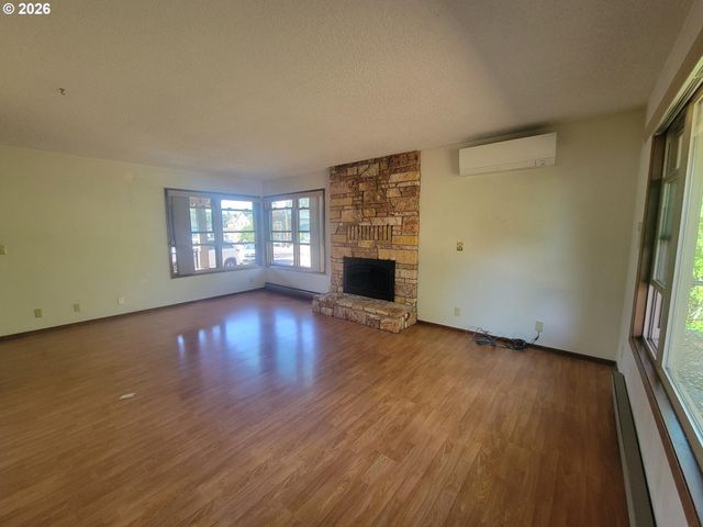 134 N 3RD St, St Helens, OR 97051