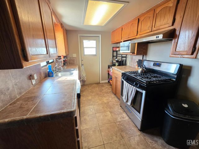 129 La Mesa Drive, Bakersfield, CA 93305