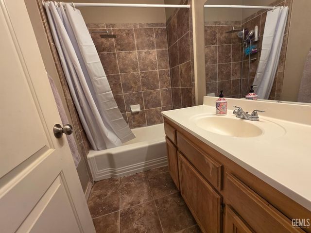 129 La Mesa Drive, Bakersfield, CA 93305