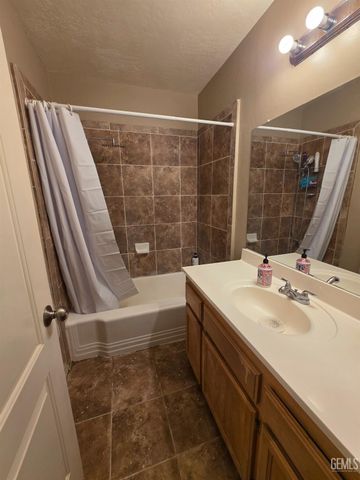 129 La Mesa Drive, Bakersfield, CA 93305