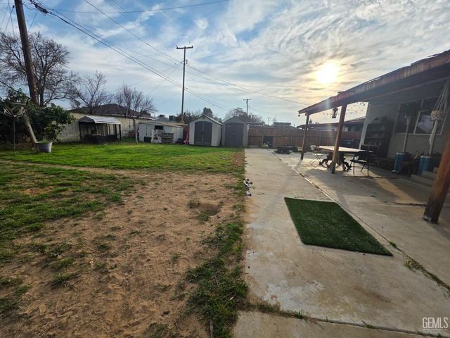 129 La Mesa Drive, Bakersfield, CA 93305