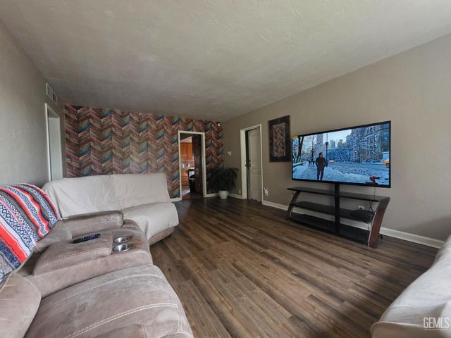 129 La Mesa Drive, Bakersfield, CA 93305