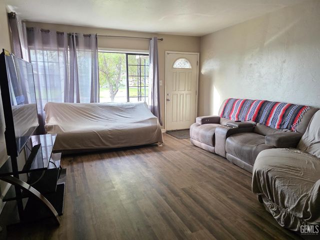 129 La Mesa Drive, Bakersfield, CA 93305