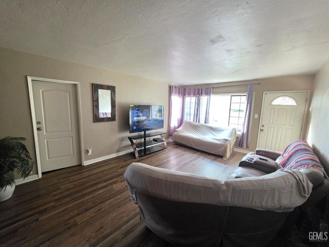 129 La Mesa Drive, Bakersfield, CA 93305