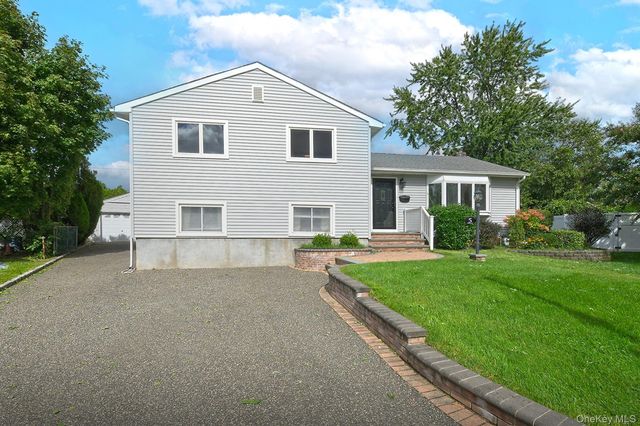 5 Robin Court, Bethpage, NY 11714