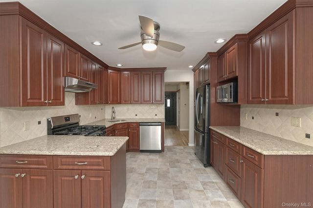 5 Robin Court, Bethpage, NY 11714