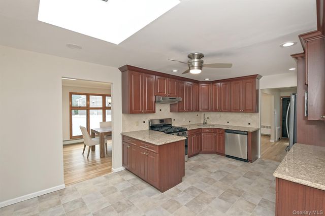 5 Robin Court, Bethpage, NY 11714