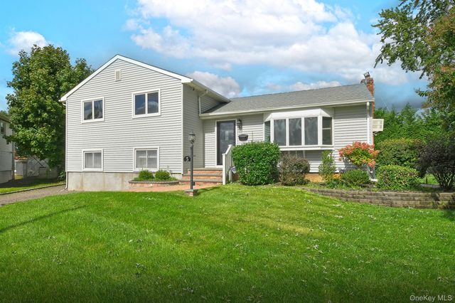 5 Robin Court, Bethpage, NY 11714